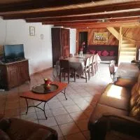 Grand gite 14 personnes ,cour ,salle de jeux, proche du village , commerces，位于米拉的酒店