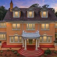 The Gator Manor – 6 Bedrooms Walk to UF / Stadium，位于盖恩斯维尔盖恩斯维尔机场 - GNV附近的酒店