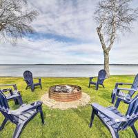 Houghton Lake Cottage with New Private Deck!，位于霍顿湖Roscommon County Airport - HTL附近的酒店
