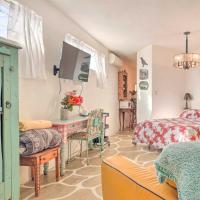 Quirky Santa Cruz Studio with Shared Hot Tub!，位于Santa CruzLos Alamos Airport - LAM附近的酒店