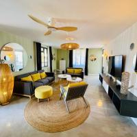 LUXURY MODERN apartment - Excellent location 50m from the beach, restaurants, bars, shops，位于弗利康弗拉克Flic-en-Flac Beach的酒店