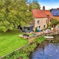 Finest Retreats - Islip Mill House - Beautiful Riverside Home，位于Islip的酒店