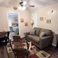 Northwoods Lodge Cabin 1，位于Morrisville的酒店