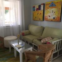 Cozy ,artistic cottage in a garden setting close to the beach and hiking trails.，位于鲍威尔里弗的酒店