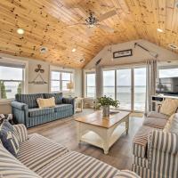 Charming Modern Cottage on Houghton Lake!，位于霍顿湖Roscommon County Airport - HTL附近的酒店