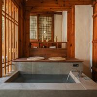 Luxury hanok with private foot bathtub - SN10，位于首尔Bukchon Hanok Village的酒店