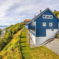 Cosy house with sunny terrace, garden and fjord view，位于卑尔根Laksevåg的酒店