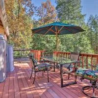 Deck w/ Forest Views: Quiet Twain Harte Cabin!，位于Twain Harte的酒店