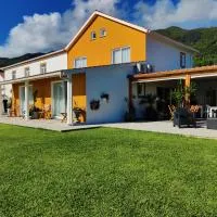 Casa d'Avó Guesthouse and Apartment，位于Urzelina的酒店