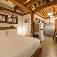 Luxury hanok with private bathtub - SN11，位于首尔Bukchon Hanok Village的酒店