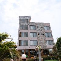 PLUS 33 HOTEL，位于Nungua的酒店