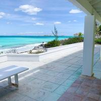 Private Beachfront Home，位于Bullocks HarbourChub Cay International - CCZ附近的酒店