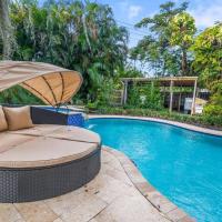 Tropical Oasis Located Near Lake With Pool and Hot Tub，位于西棕榈滩棕榈滩国际机场 - PBI附近的酒店