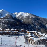 Appt 4 a 6 pers aux pieds des pistes Les terrasses du soleil d or résidence avec piscine，位于莱索尔Les Orres 1800的酒店