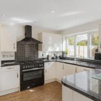 Spacious 5 bed Sunninghill with driveway parking