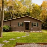 Maple Creek Cabin, minutes from Cook Forest, ANF,位于Marienville的酒店