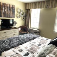 Mountain View Suite Sleeps 4 Ski OnOff Jiminy Peak，位于汉考克的酒店