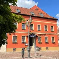 "Zur Altstadt - Am Fuße der Osterburg" Gaststätte, Pension, FEWO，位于Weida的酒店