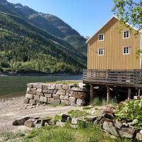 Sjøgata Riverside Rental and Salmon Fishing，位于莫舍恩的酒店