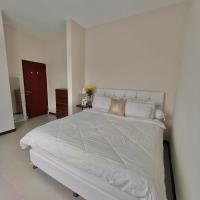 Private Room. Sharing living and kitchen，位于努沙杜瓦By Pass Ngurah Rai的酒店
