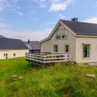 Beautiful Home In Stokmarknes With House A Panoramic View，位于斯托克马克内斯斯托克马克内斯机场 - SKN附近的酒店