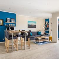 Stylish flat with balcony overlooking the sea，位于卡帕里卡海岸的酒店