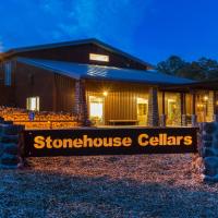 Bed and Barrel at Stonehouse Cellars，位于Clearlake Oaks的酒店
