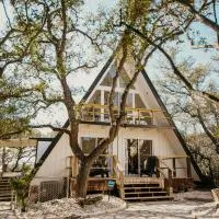 NEW - Unique A-frame in Canyon Lake，位于Spring Branch的酒店