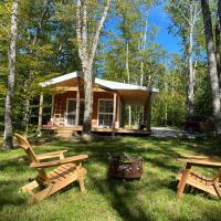 Bear Cabin - Cozy Forest Retreat nearby Lake，位于East Kemptville的酒店