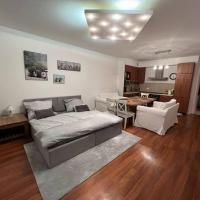 Beautiful ground floor apartment in Warsaw，位于华沙贝沃默的酒店