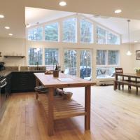 Woodland Hills Modern Cottage Minutes from Downtown Great Barrington，位于大巴灵顿的酒店