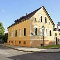 "Ferienwohnung am Schloss" - Ferienwohnung mit Blick auf das Barbyer Schloss, 5 Gehminuten bis zur Elbe,位于Barby的酒店