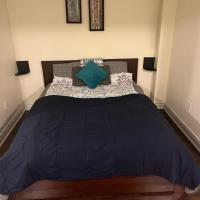 Cozy & Spacious Suite with Private Bathroom near Toronto Airport !，位于米西索加Meadowvale的酒店