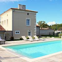 Gîte de charme avec piscine chauffée, jardin privatif et équipements bébés, à 15 min d’Angoulême - FR-1-653-16，位于Vars昂古莱姆机场 - ANG附近的酒店