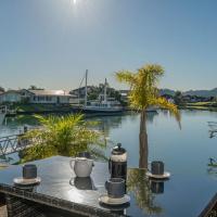 Hosts on the Coast Boost Morale on the Canal，位于怀蒂昂格Whitianga Aerodrome - WTZ附近的酒店