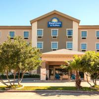 Days Inn & Suites by Wyndham San Antonio near Frost Bank Center，位于圣安东尼奥East San Antonio的酒店