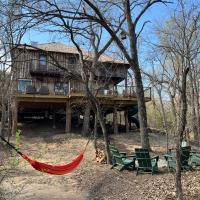 "Magical Treehouse" w spiral slide off the deck 350 acres on the Brazos River! Tubing! Petting Zoo!，位于韦瑟福德Mineral Wells - MWL附近的酒店