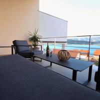 Luxury Villa Lana Apt, Seaview Terrace, Large Outdoor Space, BBQ，位于特罗吉尔Mastrinka的酒店