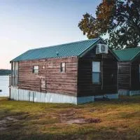 Lakefront Cedar Cabin - 9,位于Mead的酒店