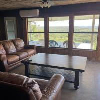 4-bedroom home with gorgeous view，位于矿泉井城Mineral Wells - MWL附近的酒店