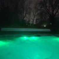 Outdoor Hot Tub and Cozy King Bed，位于兰辛Lansing Capital City Airport - LAN附近的酒店