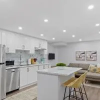 Family Friendly - HOT TUB - Near Toronto & UOIT,位于奥沙瓦的酒店