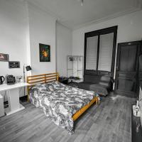 Private Room in center of Charleroi，位于沙勒罗瓦Charleroi City Centre的酒店