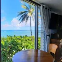 Breezy Beachfront Bali-Style Haven 180 Degree OceanView，位于Hauula的酒店