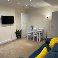 SUPER CONVENIENT FOR CENTRAL LONDON - LARGE 2 DOUBLE BED apartment 30 seconds walk to platform train station and 19 mins to London Waterloo，位于伦敦温布尔登的酒店