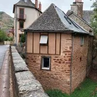 La maison des vignes，位于Clairvaux-dʼAveyron的酒店