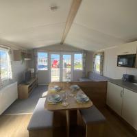 Cosy holiday home at Romney Sands，位于新罗姆尼里德机场 - LYX附近的酒店