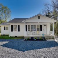 Rock Hill Cottage with Spacious Yard and Fire Pit!，位于岩石丘Rock Hill/York County (Bryant Field) - RKH附近的酒店
