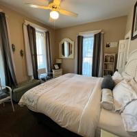 Historic Branson Hotel - Quiet Quilt Room with King Bed - Downtown - FREE TICKETS INCLUDED，位于布兰森布兰森市中心的酒店