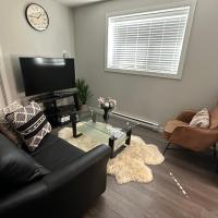 Cozy BSMT Apt w/2BR+Disney+ Nflx，位于萨斯卡通的酒店